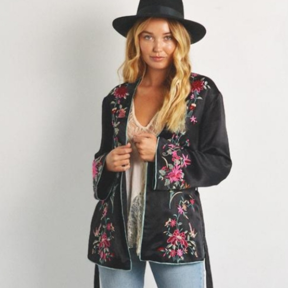🍒NWOT🍒 FREE PEOPLE EMBROIDERED SATIN KIMONO